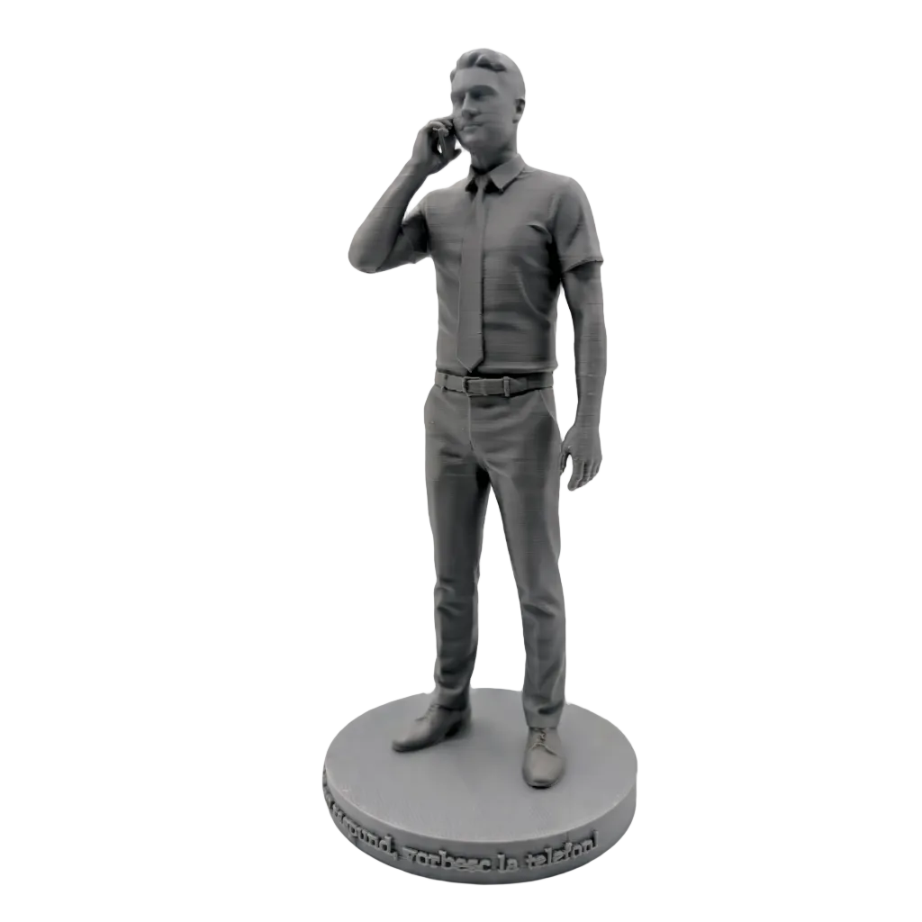Figurina personalizata reprezentand un barbat elegant in costum.