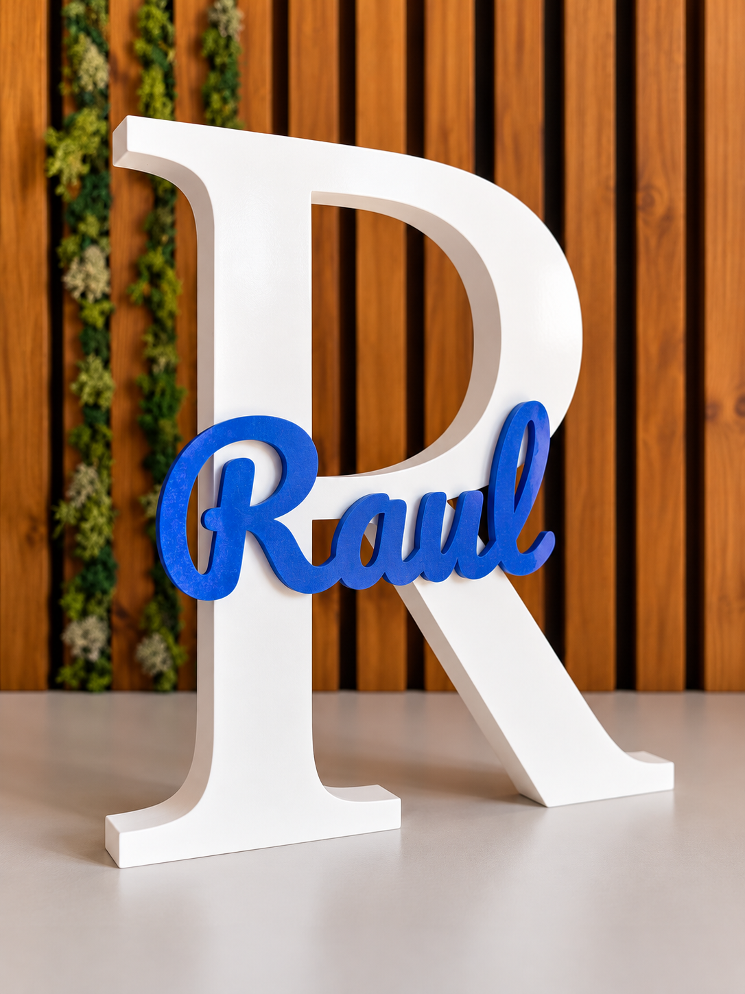 Inițială decorativă cu nume personalizat pentru cameră