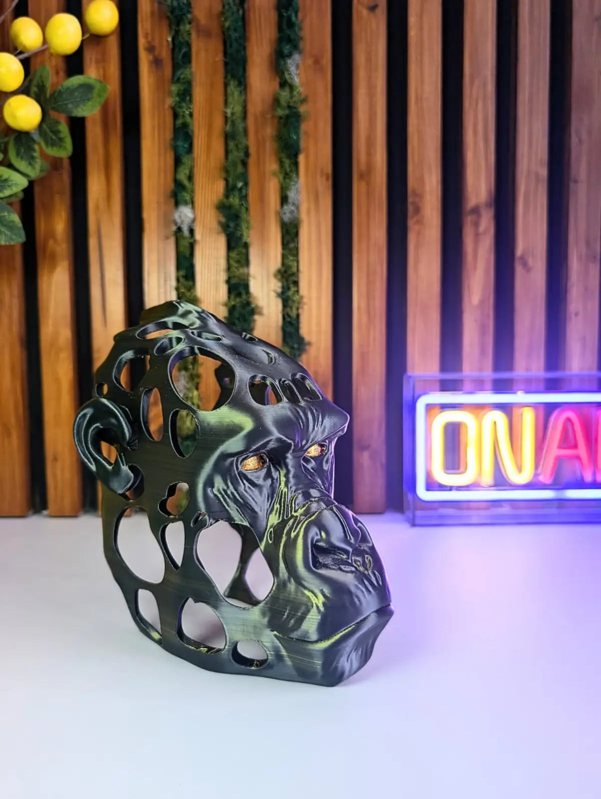 Bust decorativ gorila – obiect de decor modern black & gold