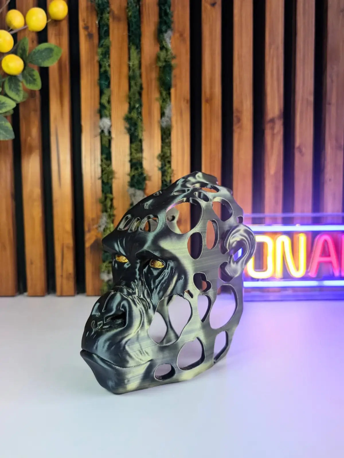 Bust decorativ gorila negru si auriu – vedere laterala