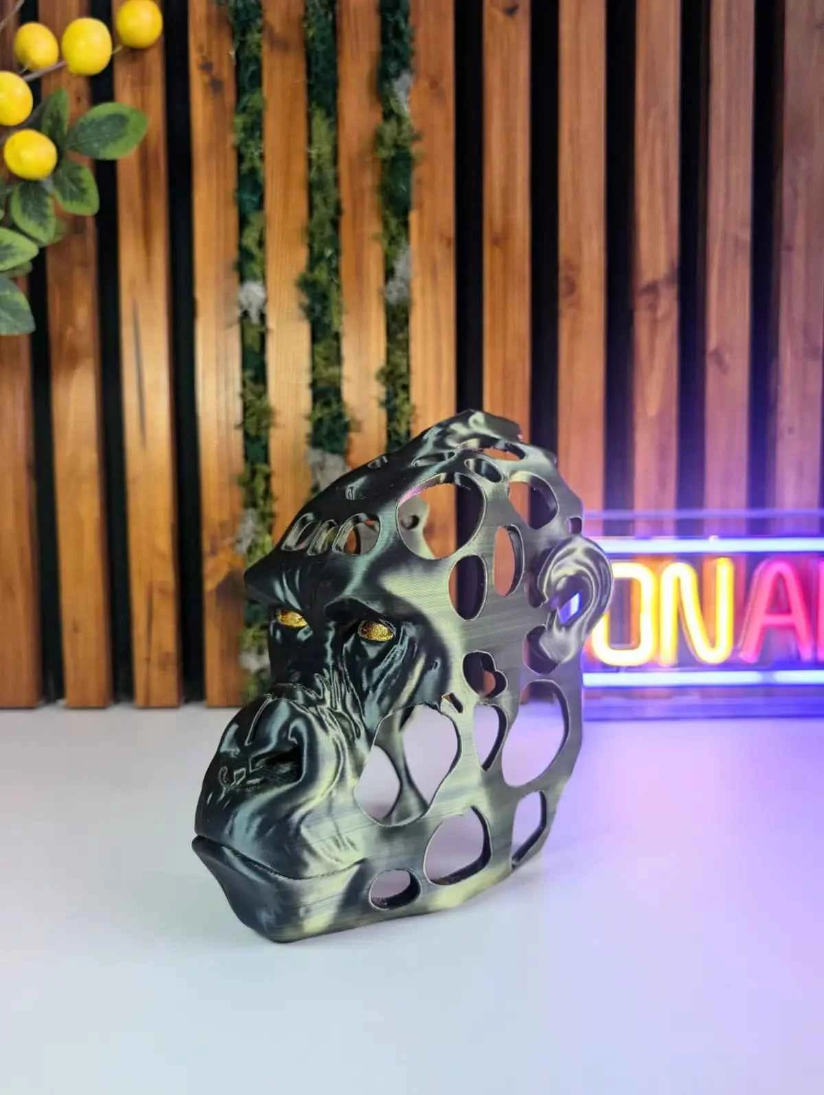 Statueta Decorativa Cap de Gorila – Black & Gold Edition