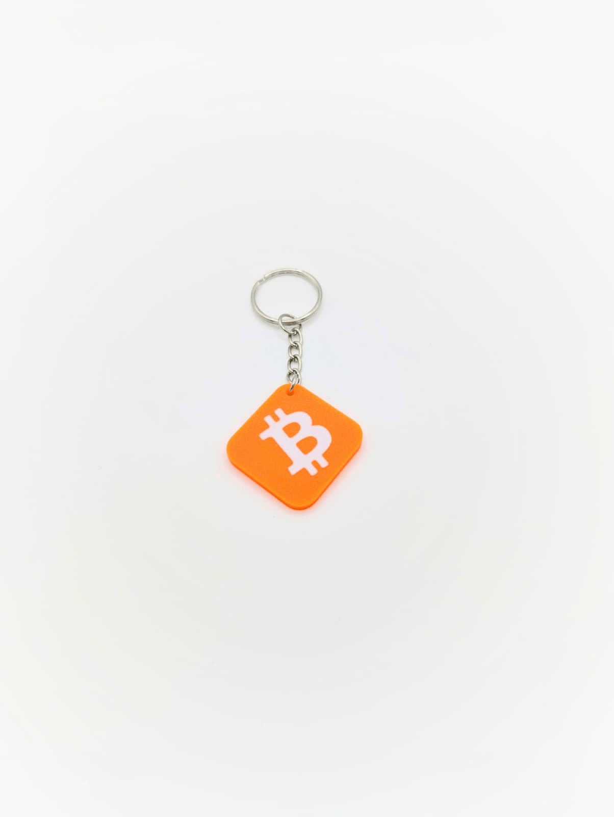 Breloc portocaliu cu simbolul Bitcoin si cip NFC pentru partajare rapida adresa portofel crypto