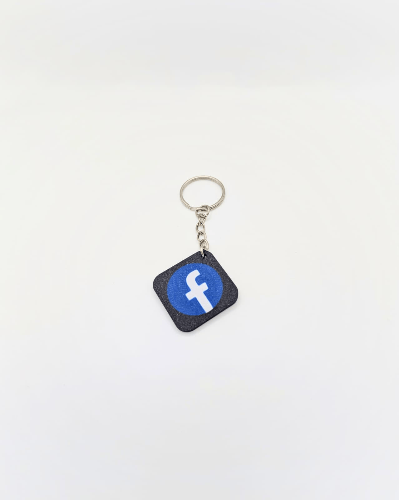 Breloc albastru cu logo Facebook ideal pentru promovarea paginii de business sau a profilului personal.
