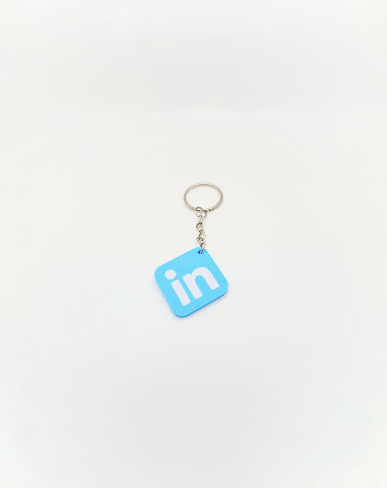 Carte de vizita digitala tip breloc cu logo LinkedIn pentru networking profesional si conexiuni rapide.