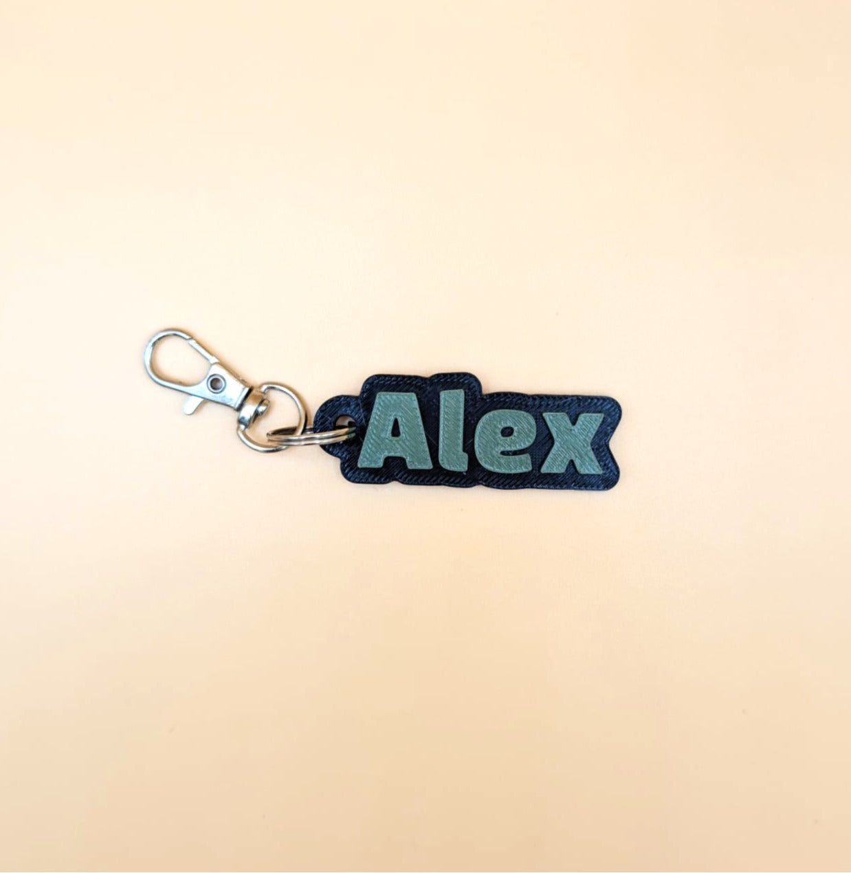 Breloc personalizat atașat la chei