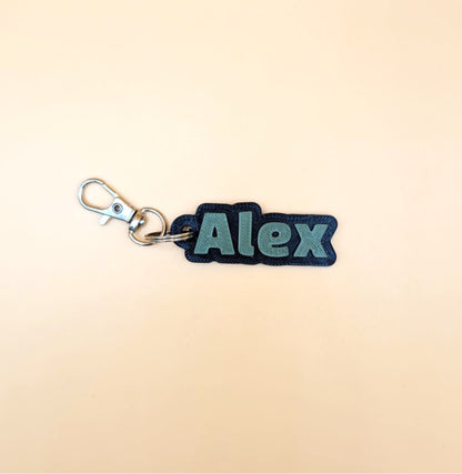 Breloc personalizat atașat la chei