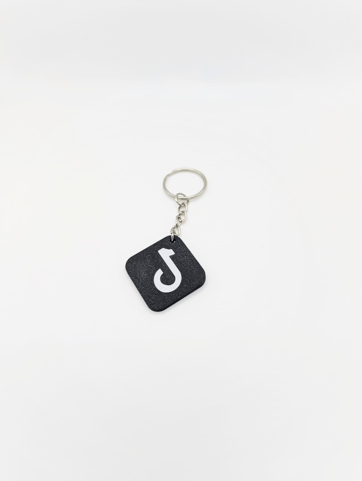 Breloc cu logo TikTok si cip integrat pentru partajare cont si crestere numar de urmaritori.
