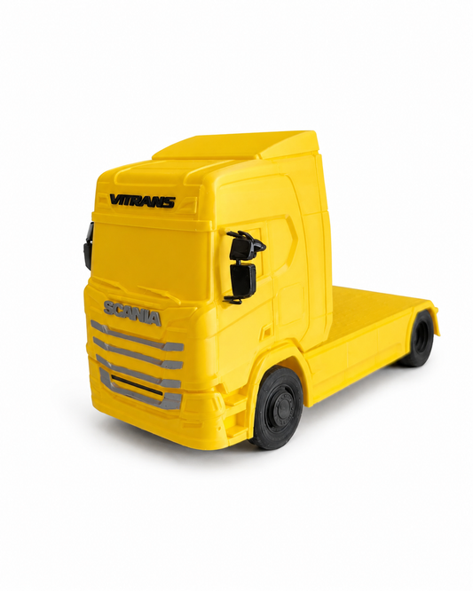 Camion 3D galben personalizat, model Scania Vitrans, fotografiat pe fundal alb pentru prezentare de produs.