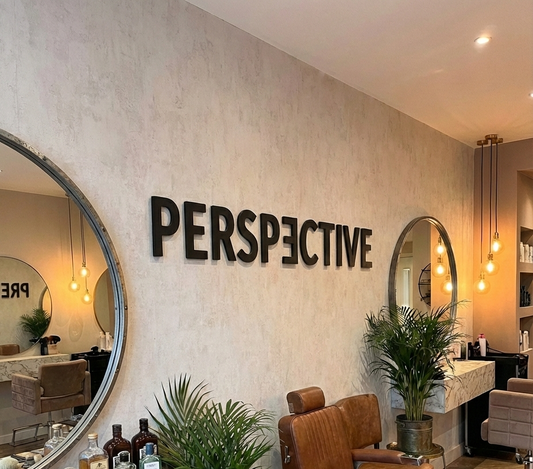 Logo 3D personalizat pentru salon de infrumusetare si make-up montat pe perete