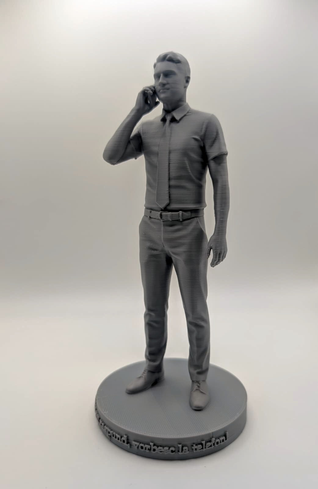 Exemplu figurină personalizată corp întreg (bărbat), printată 3D. Detaliu execuție și asemănare fizică pentru colecționari.