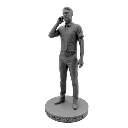 Figurina personalizata reprezentand un barbat elegant in costum.