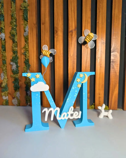 Litera personalizata M cu nume, decoratiune colorata pentru copii