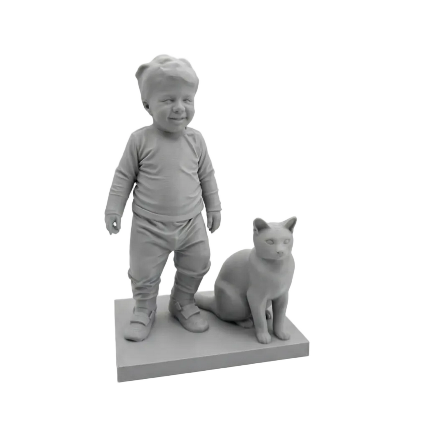 O figurină miniaturală gri, imprimată 3D, a unui copil mic, zâmbitor, stând în picioare pe o bază, lângă o pisică așezată.