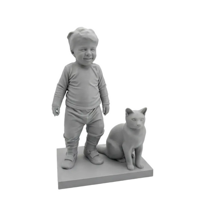 O figurină miniaturală gri, imprimată 3D, a unui copil mic, zâmbitor, stând în picioare pe o bază, lângă o pisică așezată.