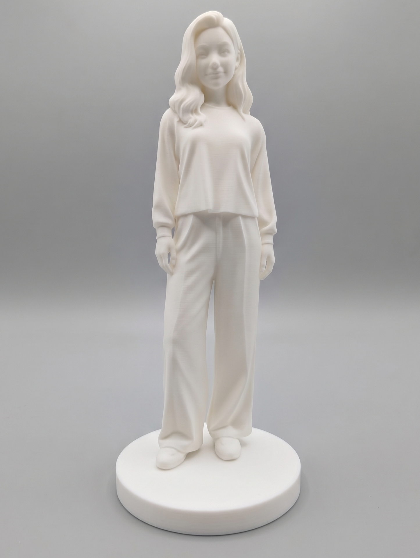 Figurina personalizata alba realizata prin imprimare 3d detaliata dupa poza unei persoane.