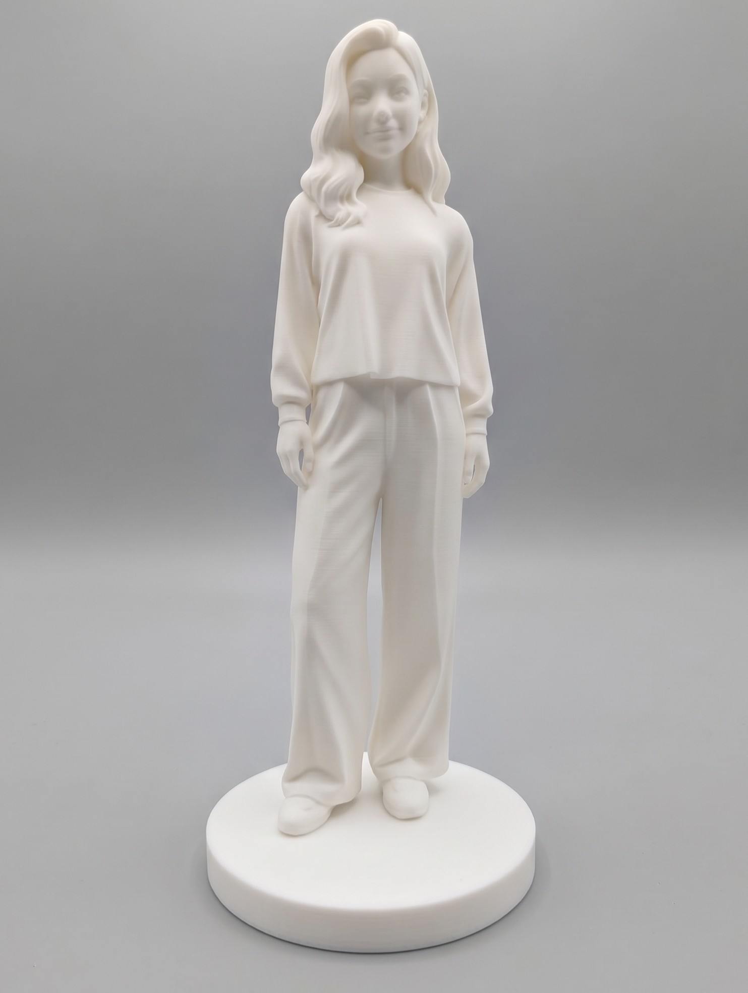 Figurina personalizata alba realizata prin imprimare 3d detaliata dupa poza unei persoane.