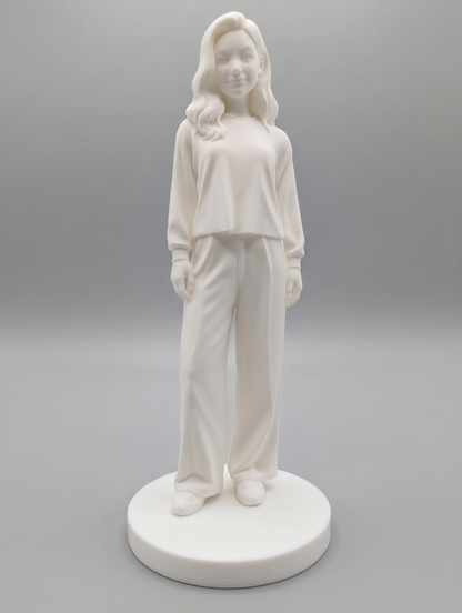 Figurina personalizata alba realizata prin imprimare 3d detaliata dupa poza unei persoane.