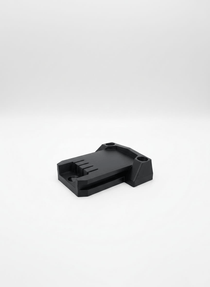 solutie suspendare scule electrice parkside pe perete atelier