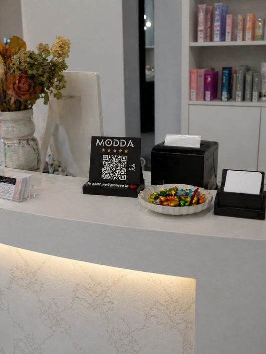 Stand recenzii Google QR NFC pe tejghea salon înfrumusețare
