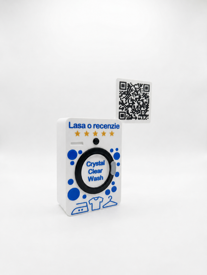 Stand de recenzii pentru spalatorie, personalizat cu logo, QR code si 5 stele aurii, fotografiat realist intr-o spalatorie cu masini de spalat in fundal.