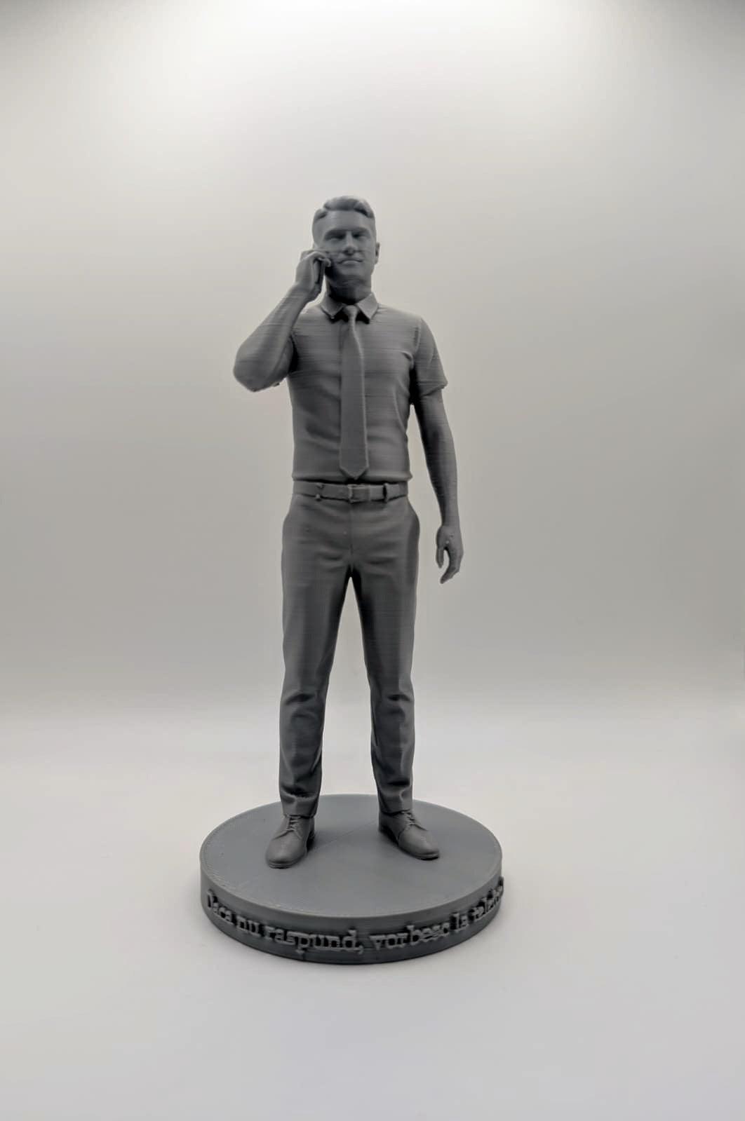 Statuetă tip Mini-Me pentru birou, model masculin. Cadou personalizat 3D realizat după imaginea clientului.