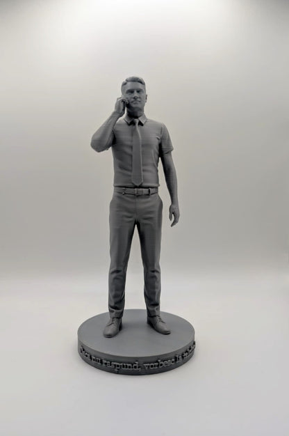 Statuetă tip Mini-Me pentru birou, model masculin. Cadou personalizat 3D realizat după imaginea clientului.