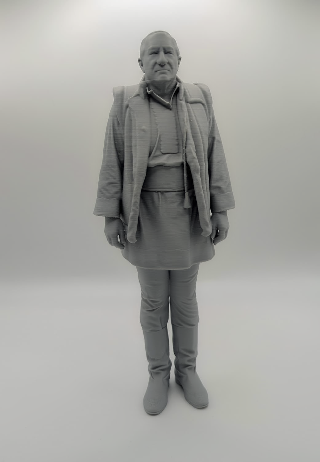 Statuetă 3D personalizată reprezentând un bărbat în picioare, realizată manual după fotografie. Model Mini-Tu.