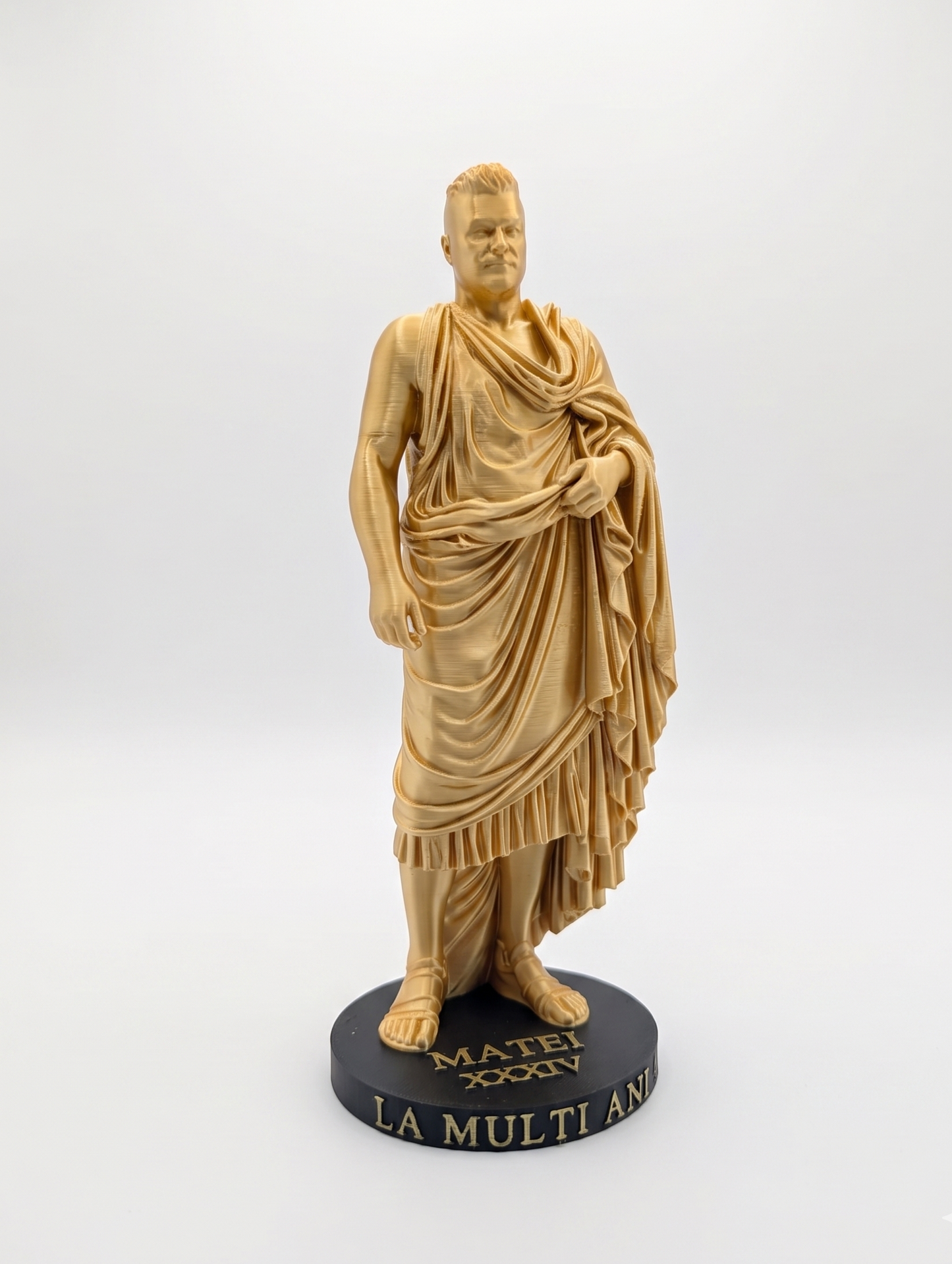 Statueta imprimata 3d aurie realizata dupa poza clientului pentru cadou aniversar personalizat.
