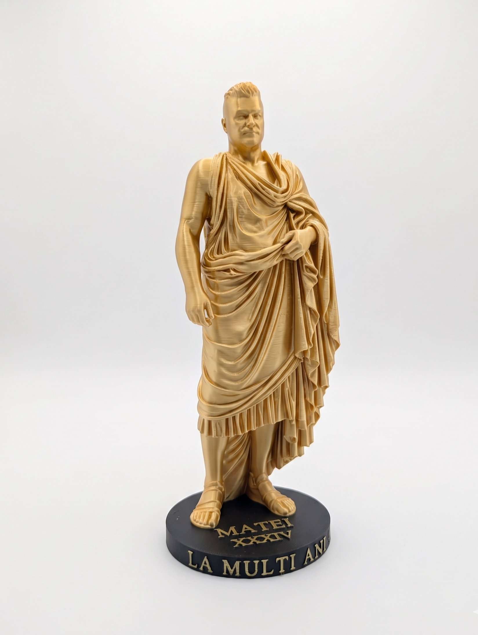 Statueta imprimata 3d aurie realizata dupa poza clientului pentru cadou aniversar personalizat.